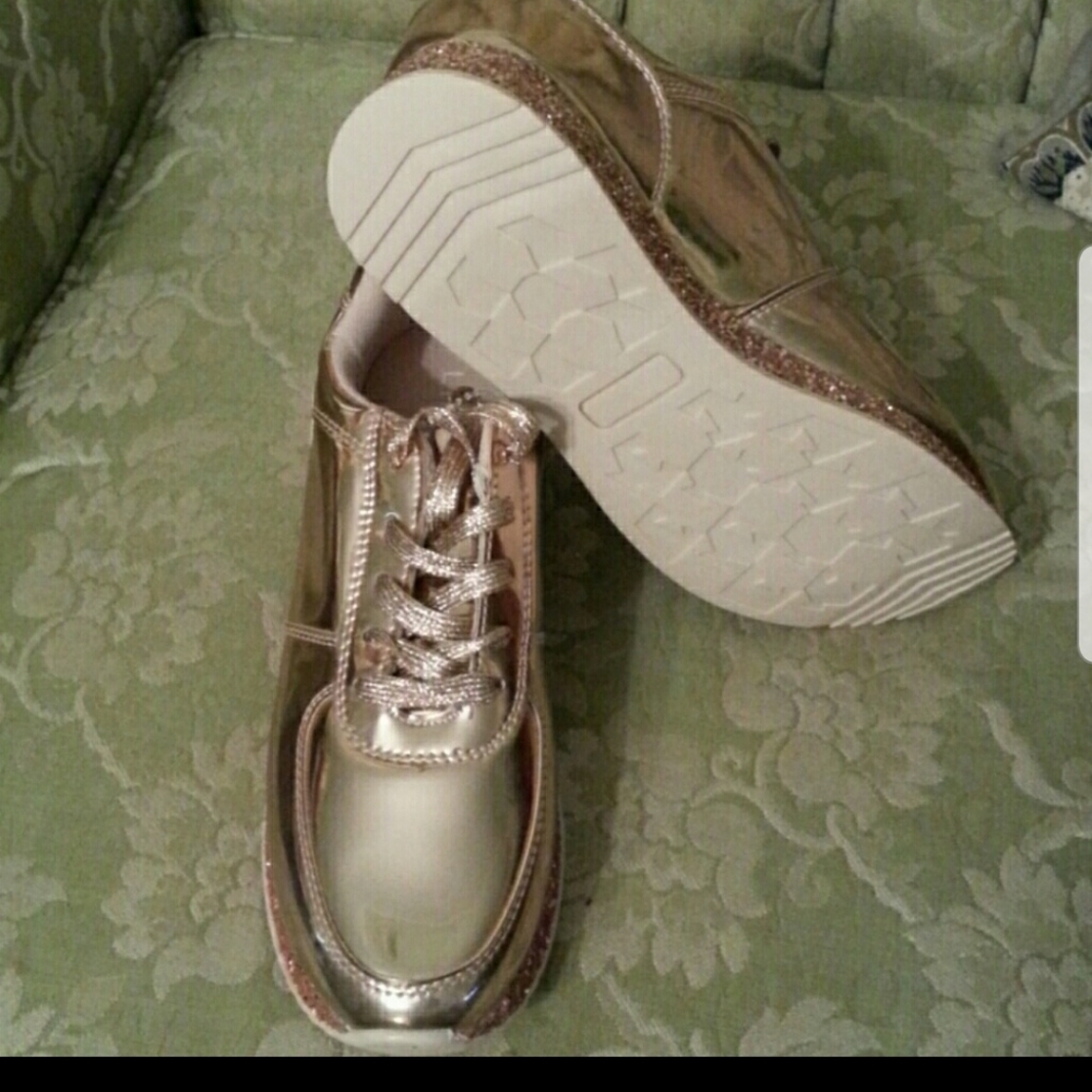 Rose Gold Sneakers NIB sz 10 - Picture 2 of 3